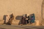 © Nicole Houde, Bavardages de fin de journee, Essaouira, Maroc